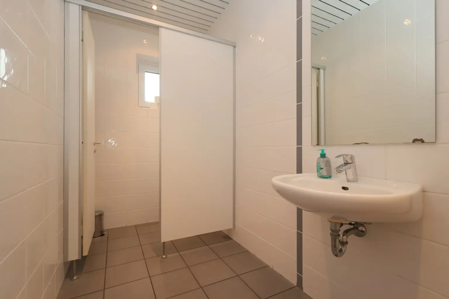 WC Damen EG