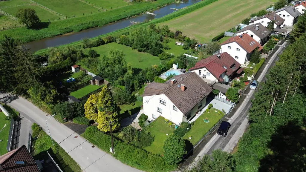 2 bis 3 Familienhaus mit Vollkeller,    mit  4 Garagen, Brunnen/Werkstatt  - 2 Zufahrten