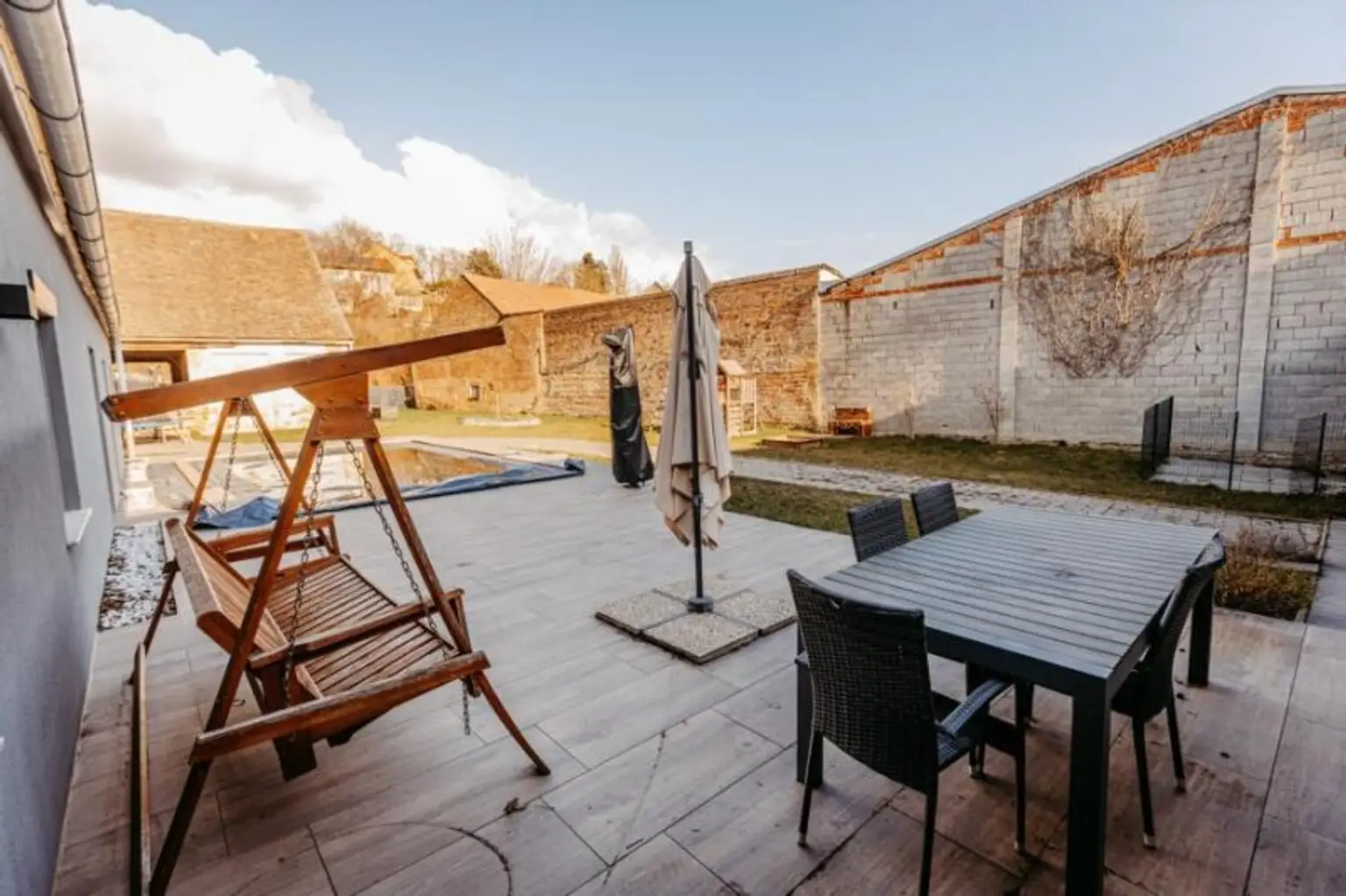 Verträumtes Bauernhaus neu adaptiert (2013) mit Toreinfahrt, Pool, Stadel und Schuppen