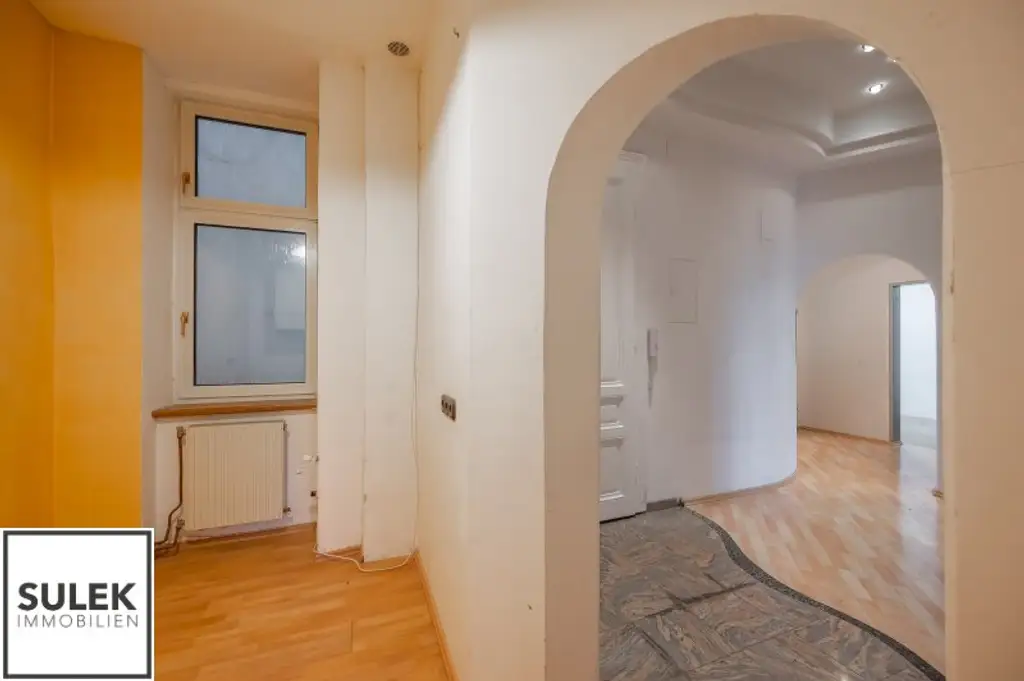 Adaptierungsbedürftige Erkerwohnung direkt beim Schloss Schönbrunn - 3 Zimmer