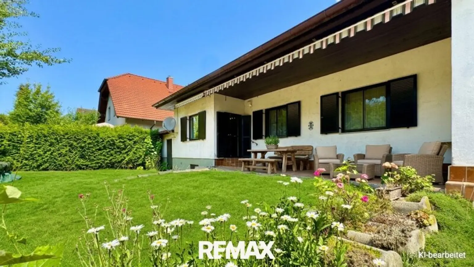 Rasen und Terrasse nachbearbeitet