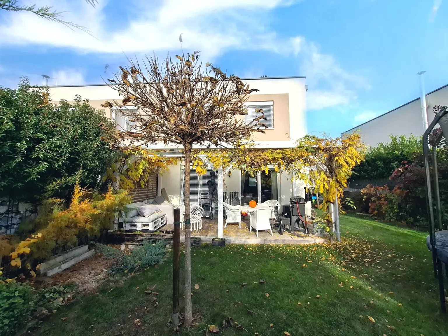 Neuwertige Doppelhaushälfte mit TOP Ausstattung in ruhiger Ortsrandlage