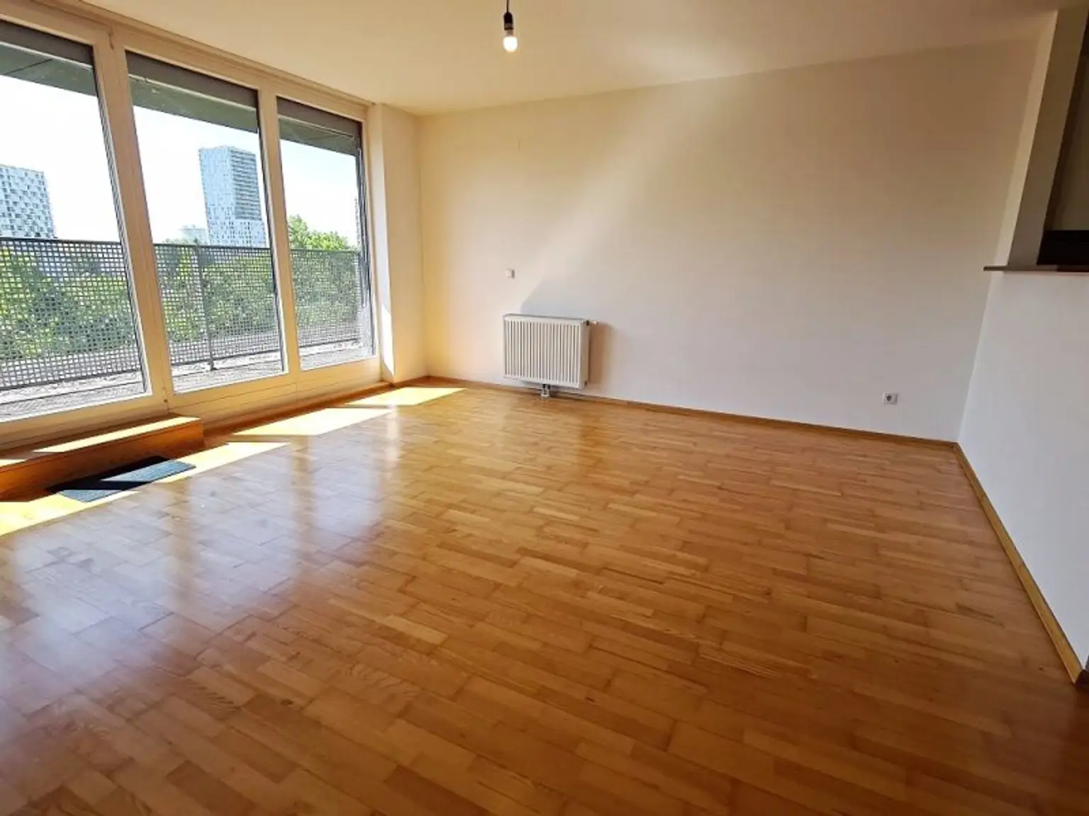INNSTRASSE, FERNBLICK, unbefristete 97 m2 Dachgeschoß-Maisonette mit Loggia, 2 Zimmer, Komplettküche, Wannenbad, Parketten, gefördert