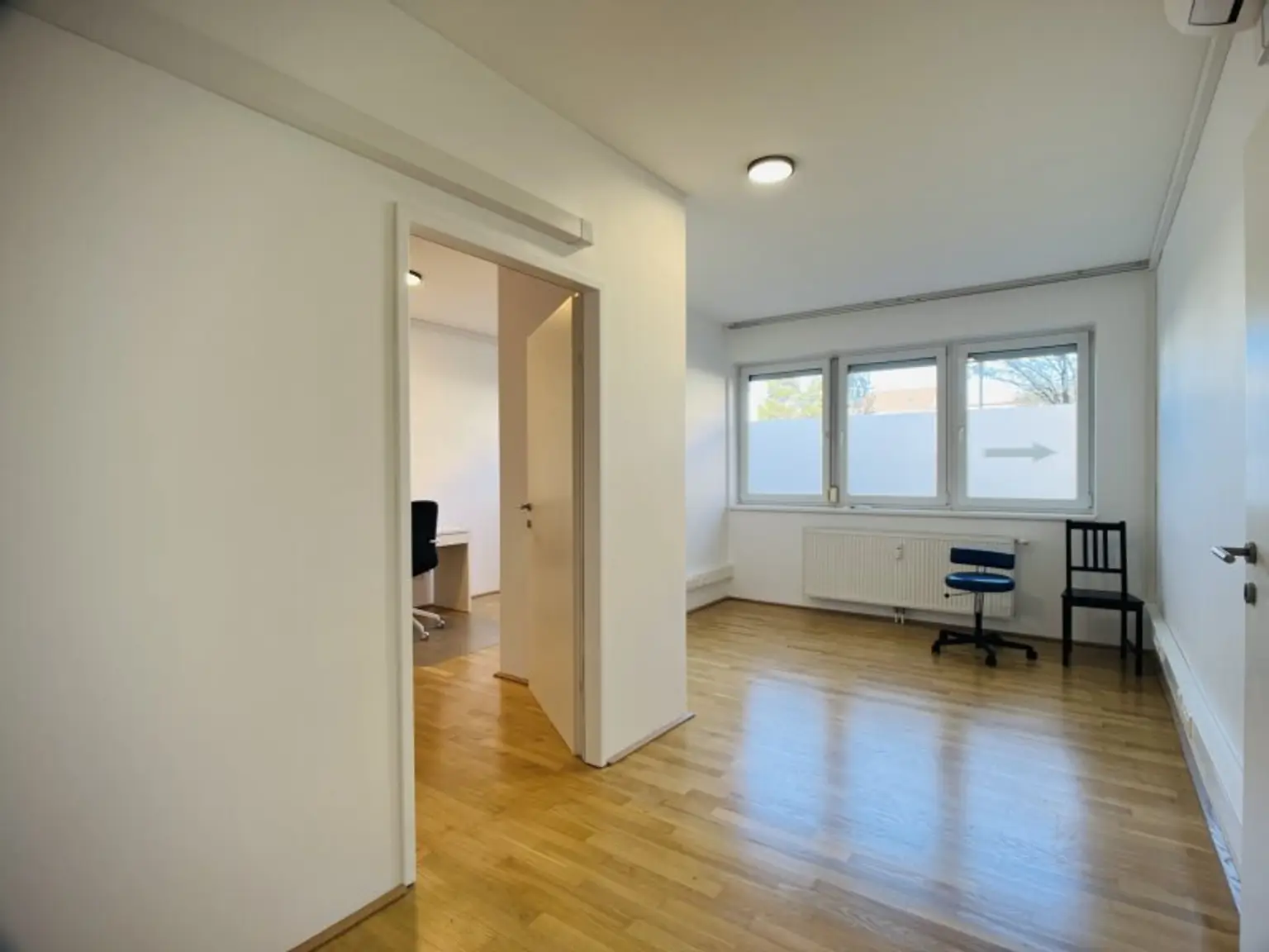 Vielseitig nutzbare, sanierte Praxis / Wohnung in zentraler Bahnhofsnähe in Brunn am Gebirge – Kauf oder Miete möglich!