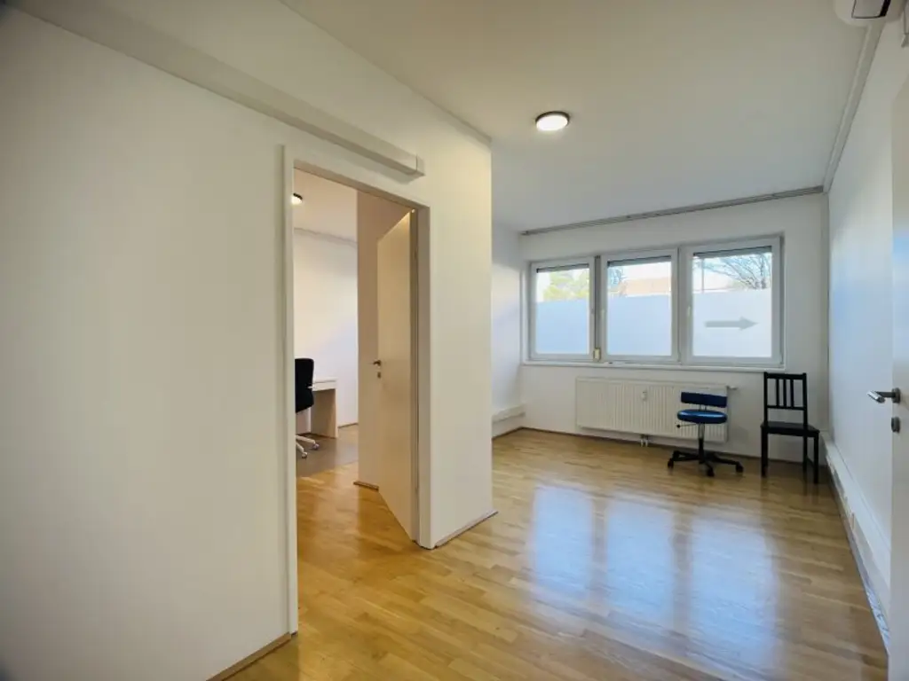 Vielseitig nutzbare, sanierte Praxis / Wohnung in zentraler Bahnhofsnähe in Brunn am Gebirge – Kauf oder Miete möglich!