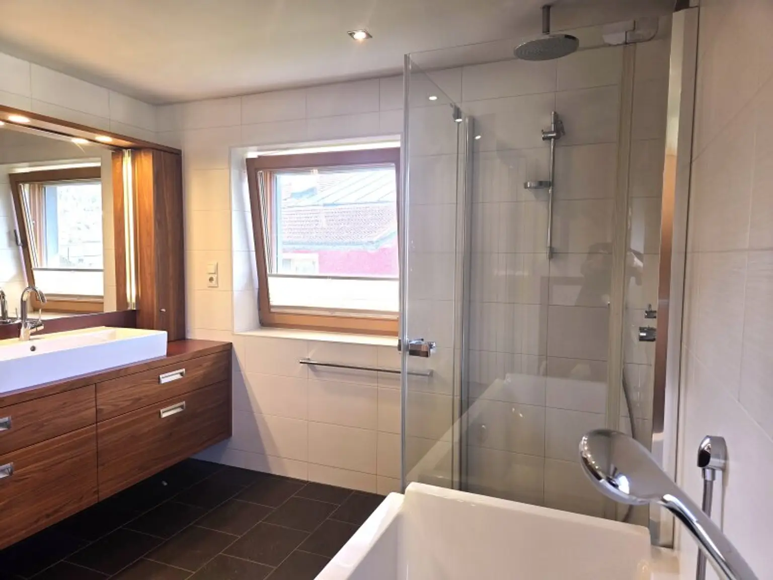 Tageslichtbad mit Wanne, Dusche + WC