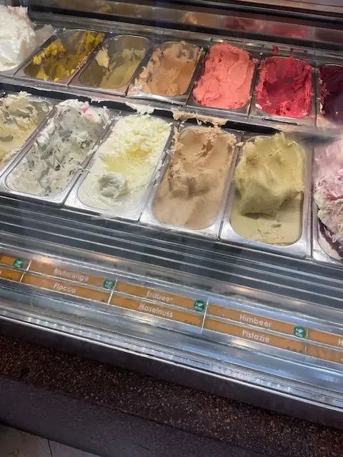 LANGJÄHRIG ETABLIERTES EISCAFE - FREQUENTIERTER HAUPTPLATZ  PASSEND ZUM SAISONSTART