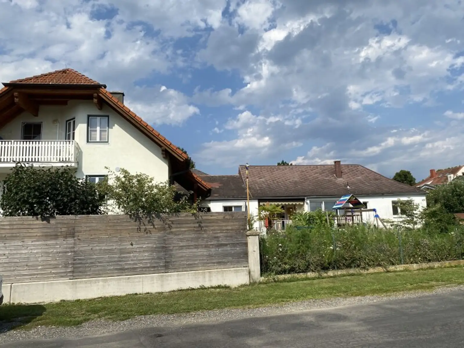 2 Häuser mit Nebengebäuden und Garten