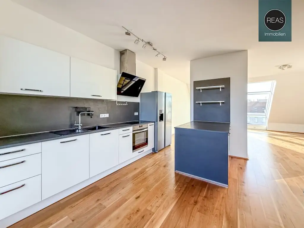Provisionsfrei: Klimatisierte Dachgeschoss Maisonette mit 2 Terrassen und Kamin nahe Uno City!