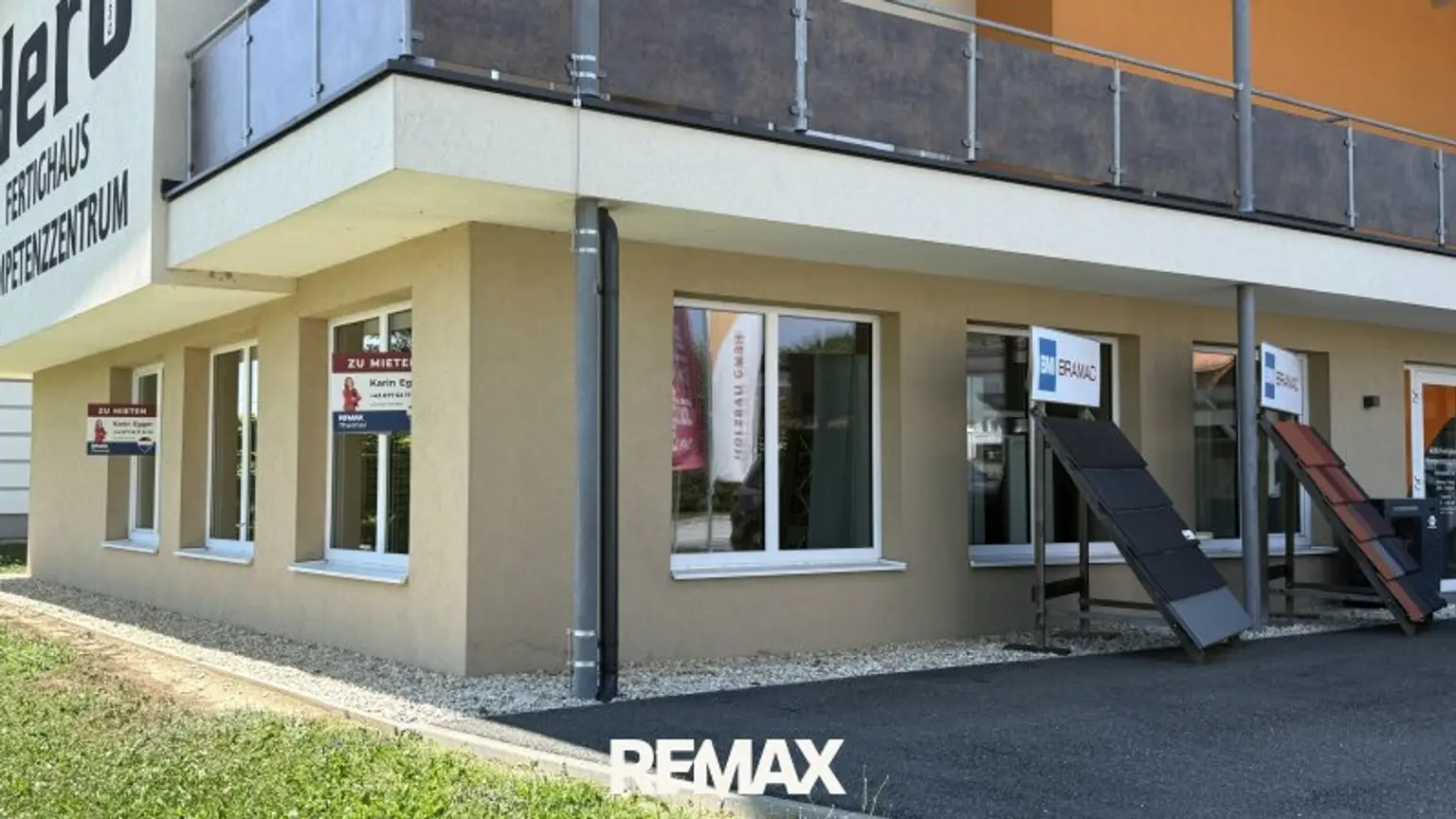 Ansicht Geschäftslokal mit Parkplätzen