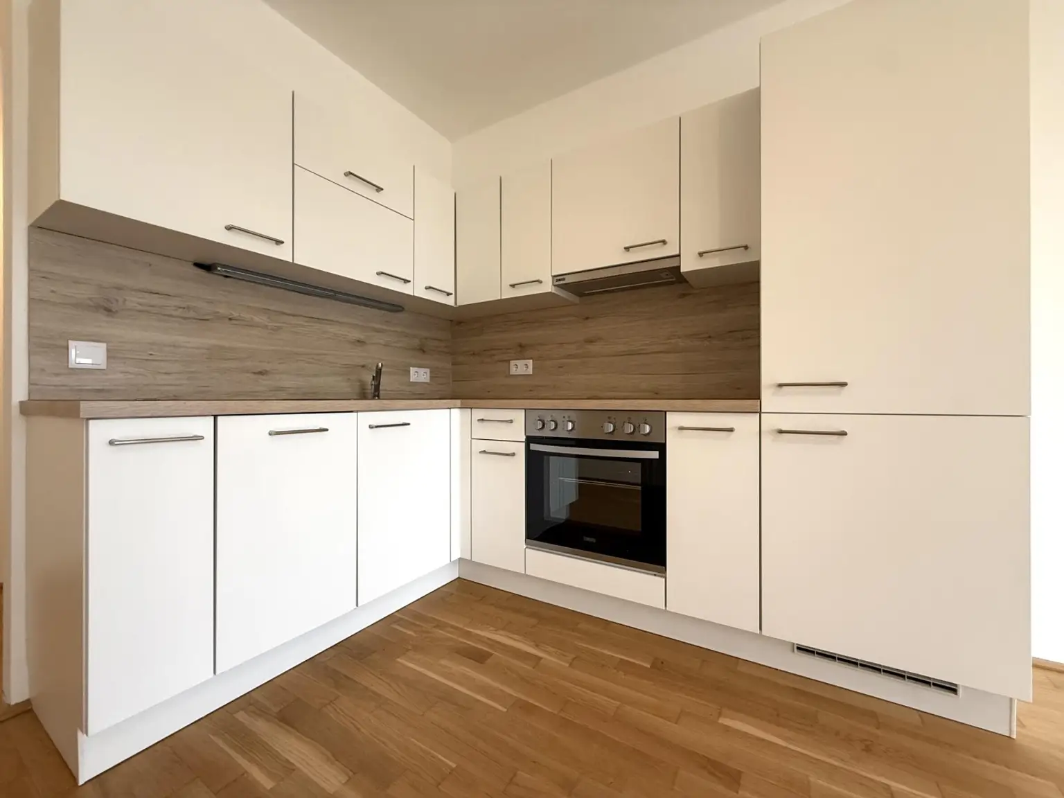 Günstige Neubauwohnung mit MEGA-SÜD-BALKON (11,77m²) nahe Akademiepark