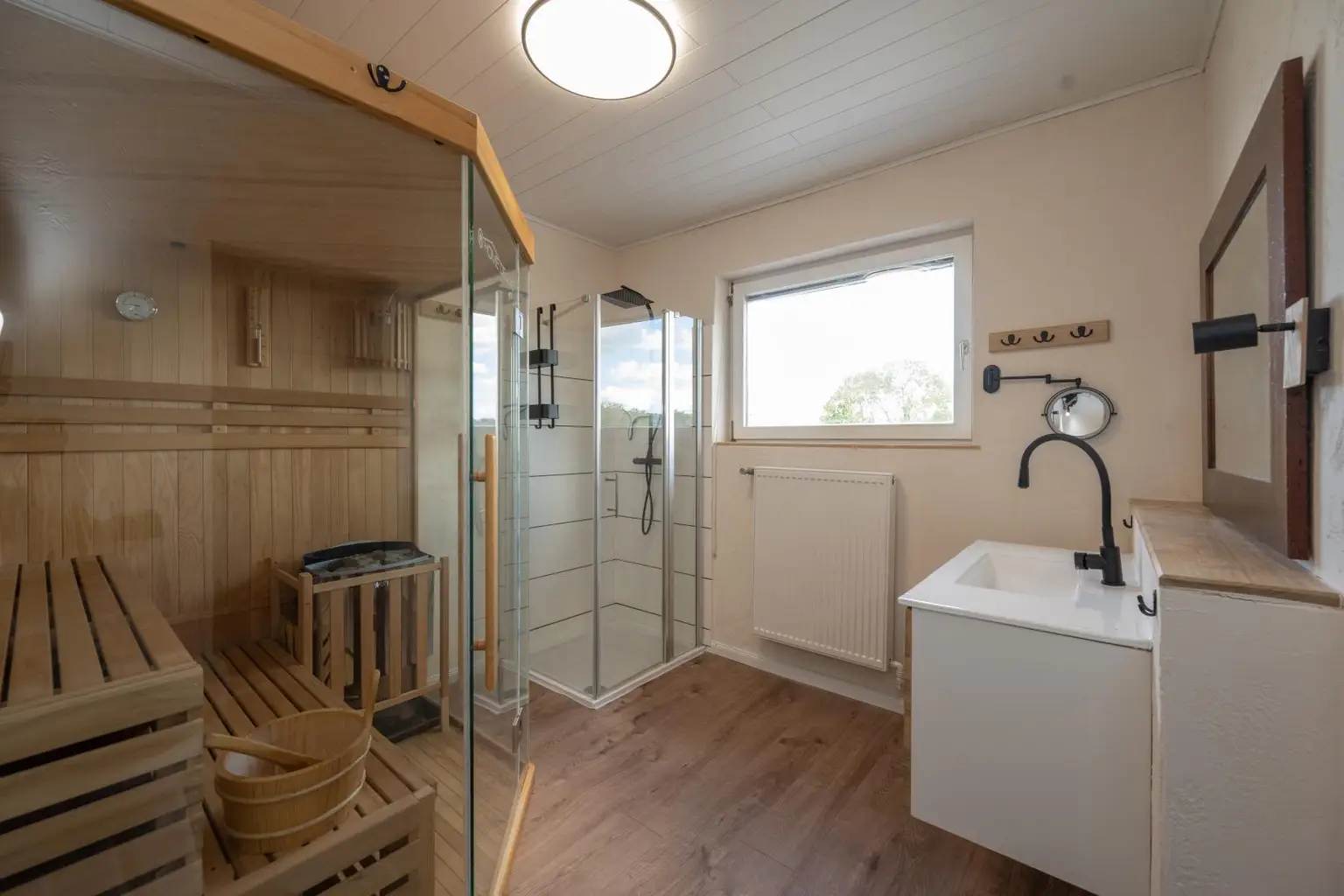 Badezimmer (OG) mit Sauna