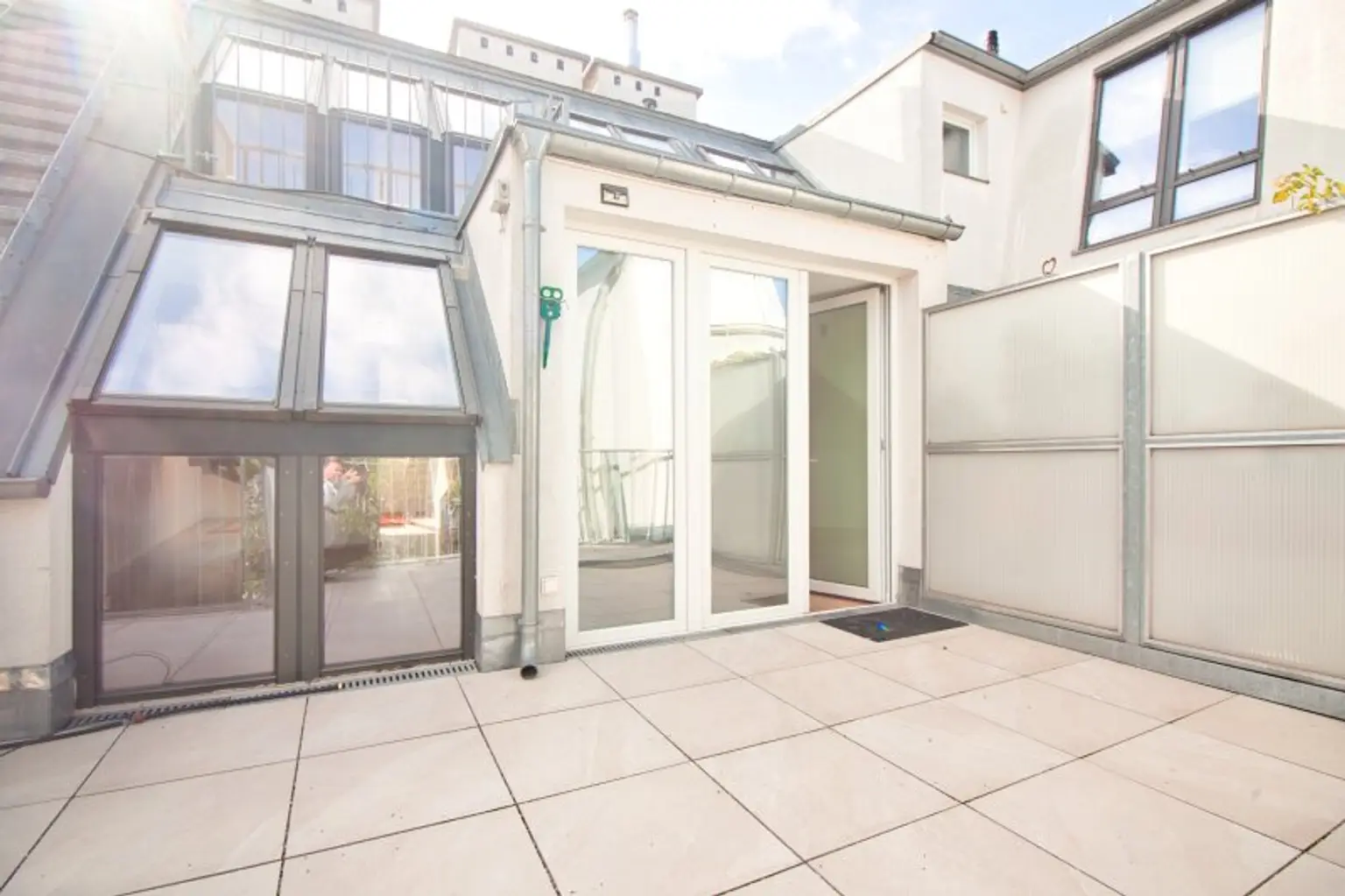 Helle, großzügige Maisonette-Wohnung mit 2 Bädern | ~ 20 m² große, private Terrasse direkt auf Wohnebene | Nahe Elterleinplatz