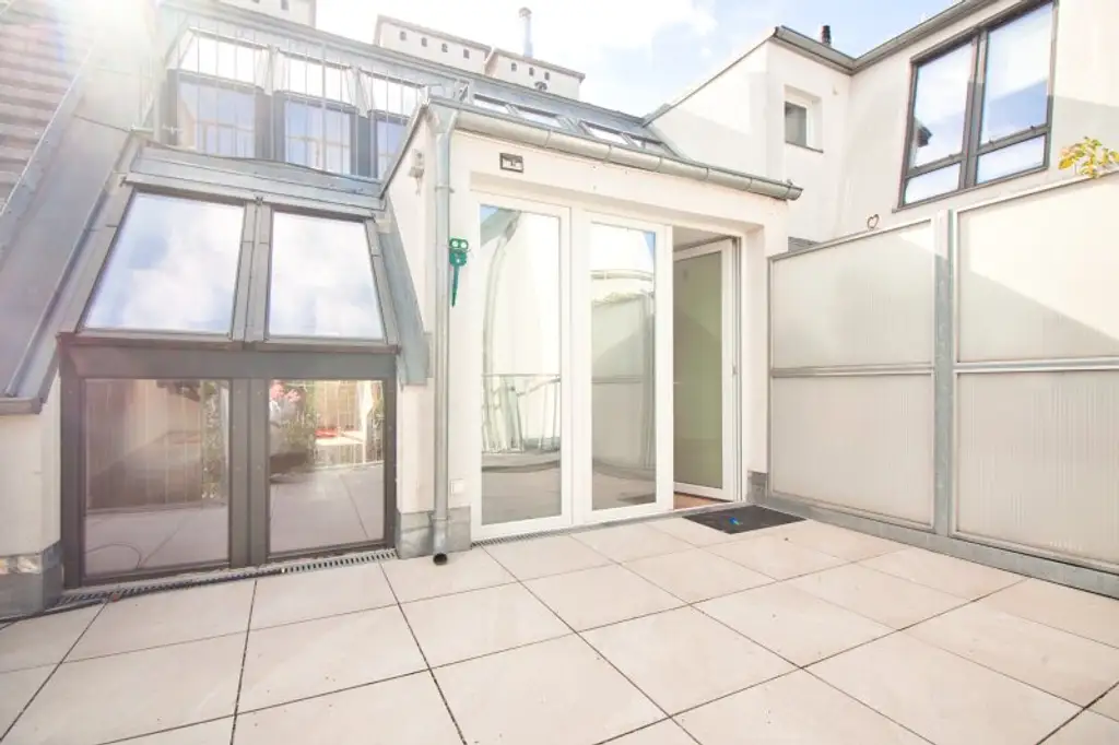 Helle, großzügige Maisonette-Wohnung mit 2 Bädern | ~ 20 m² große, private Terrasse direkt auf Wohnebene | Nahe Elterleinplatz