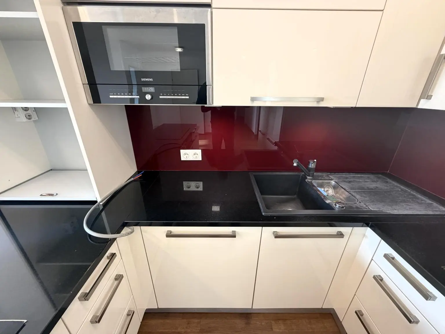 Wohn- / Essküche / Detail-MW+Waschspüle