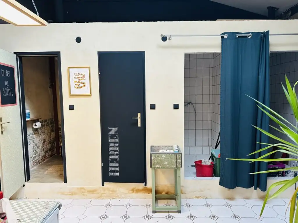 Wunderschöne Lagerhallen mit Büro, Parkplätzen, gute Erreichbarkeit, gute Zufahrt