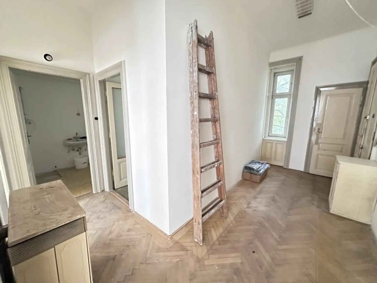 TOLLER ALTBAU - SCHÖNE WOHNUNG IM ALTWIENER STIL - ZUM SANIEREN
