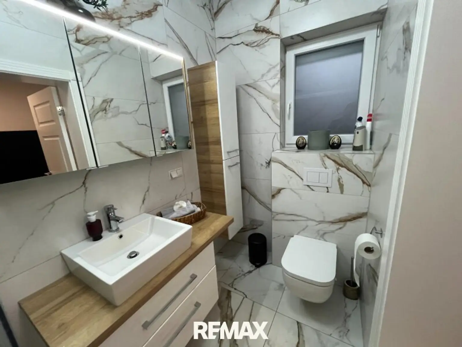 Badezimmer mit Dusche und WC im Erdgeschoss