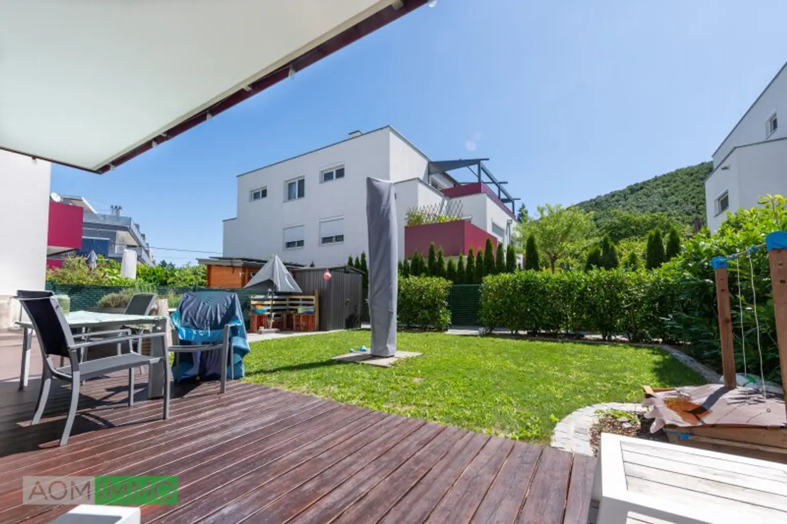 Neuwertige Gartenwohnung mit Terrasse & 2 Tiefgaragenplätzen – Wohnen im Grünen, nahe Wien
