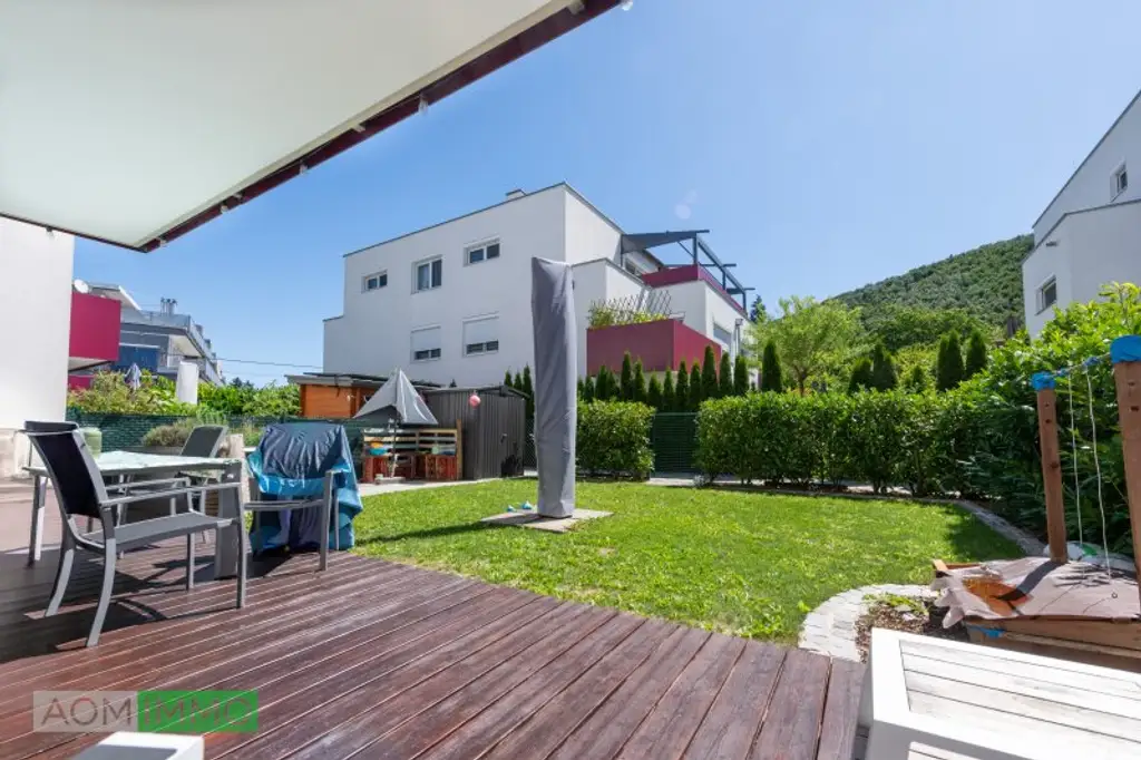 Neuwertige Gartenwohnung mit Terrasse & 2 Tiefgaragenplätzen – Wohnen im Grünen, nahe Wien