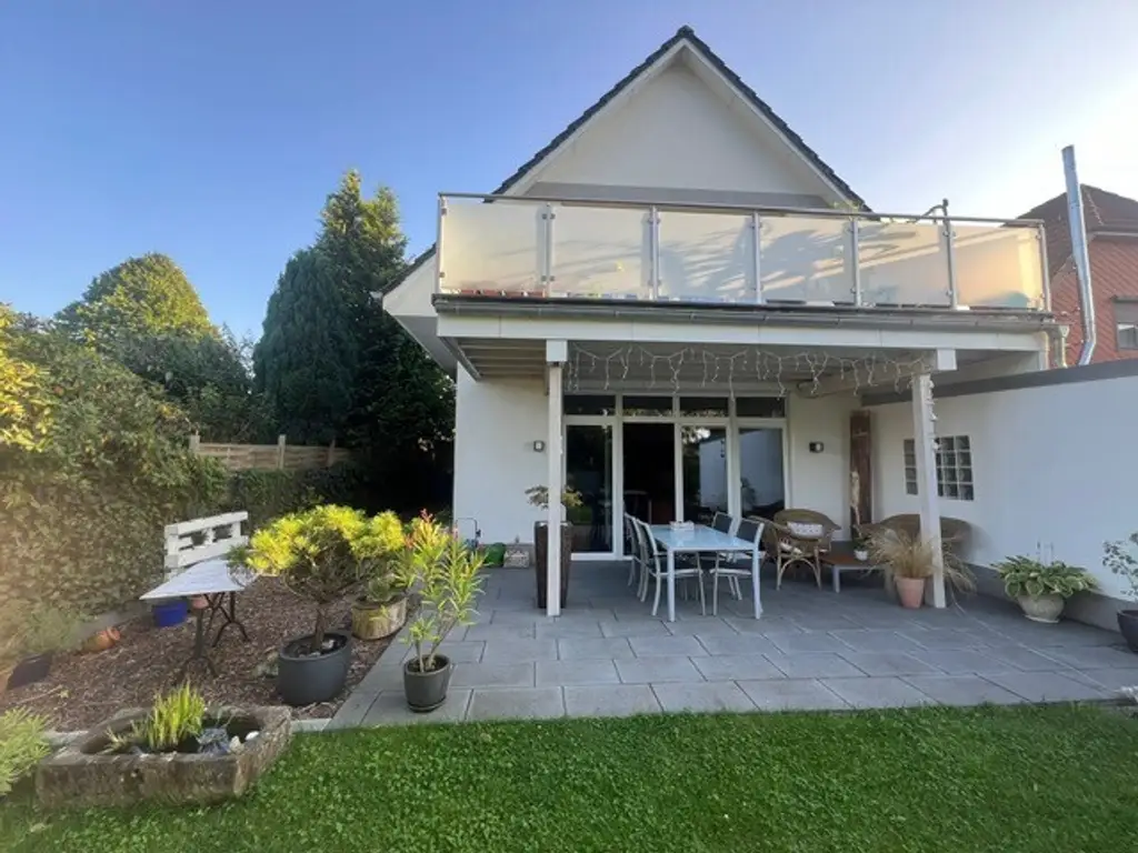 Hochwertig ausgestattete 4 Zi. Eigentumswohnung BJ. 2019
Erdgeschoss mit Terrasse und Garten