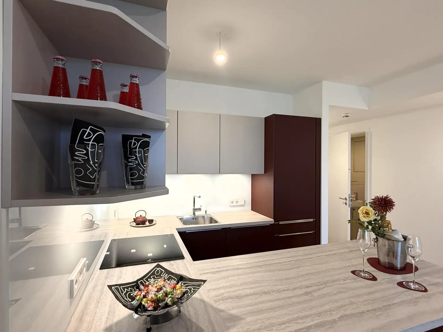 Kleine Perle im ultramodernen Wohnhaus mit Pool am Dach zu mieten // Small gem in an ultra-modern apartm. building with pool on the roof for rent //