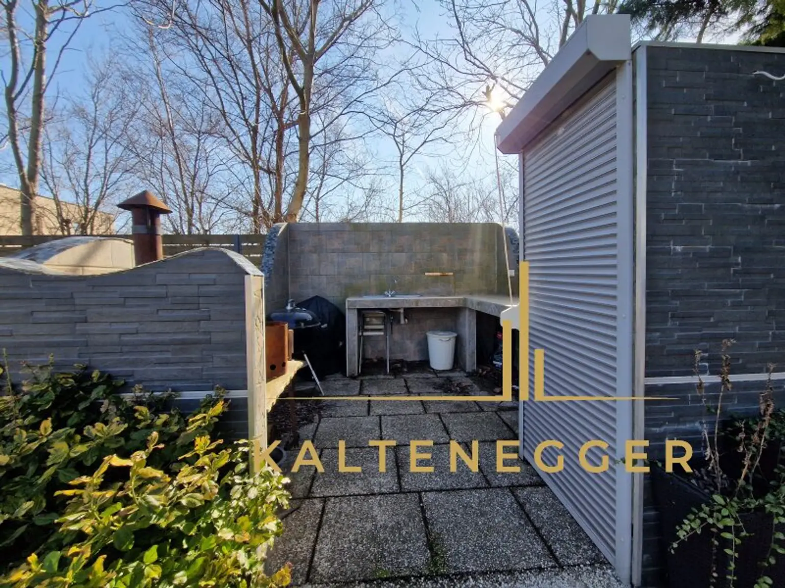 Outdoorküche inklusive Smoker, Abwasch, Kühl-, und Gefrierschrank