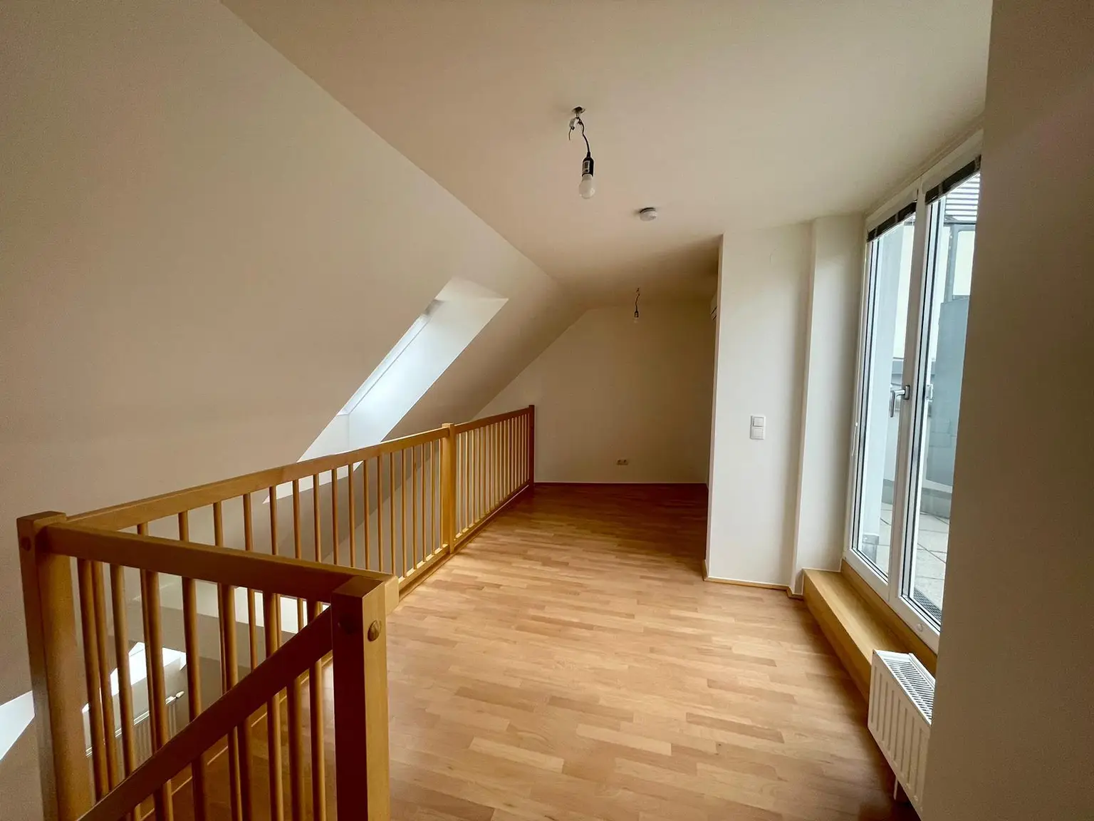 Modernes Wohnen nahe Naschmarkt: Klimatisierte Dachgeschoßwohnung mit Balkon und Terrasse