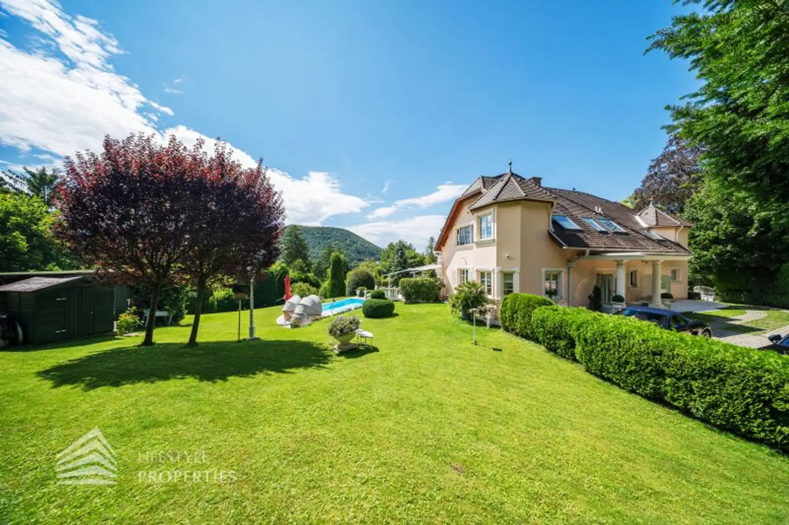 Beeindruckende Villa mit gepflegten Garten und Pool