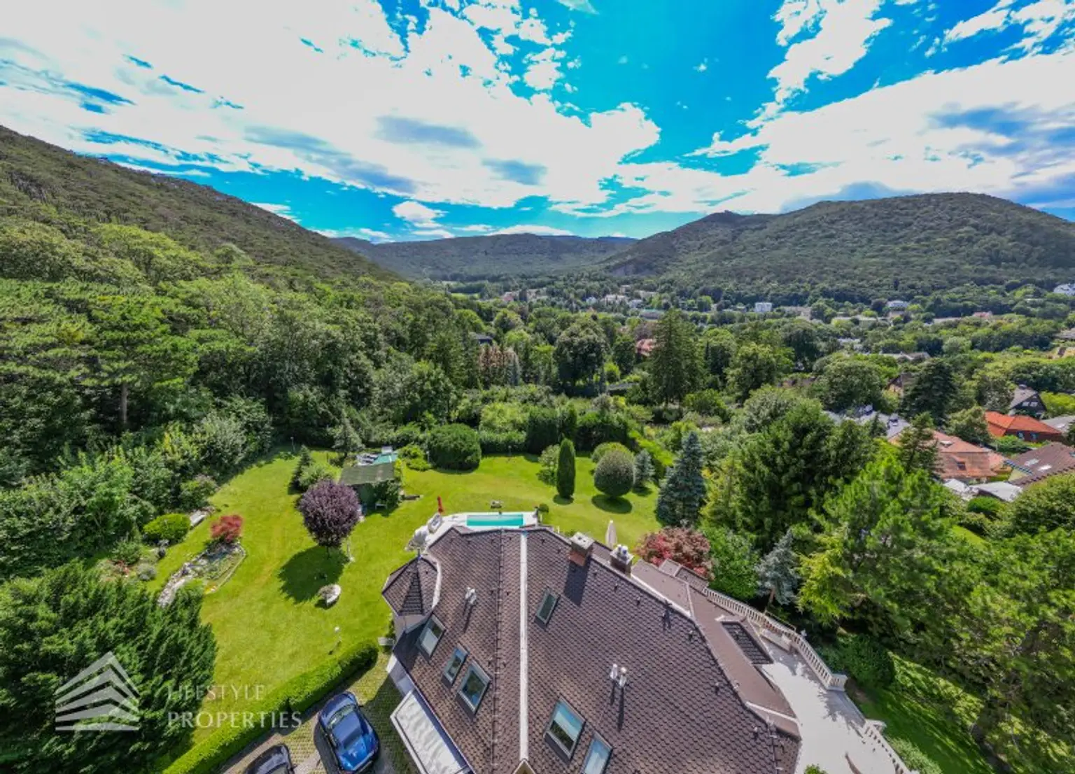 Beeindruckende Villa mit gepflegten Garten und Pool