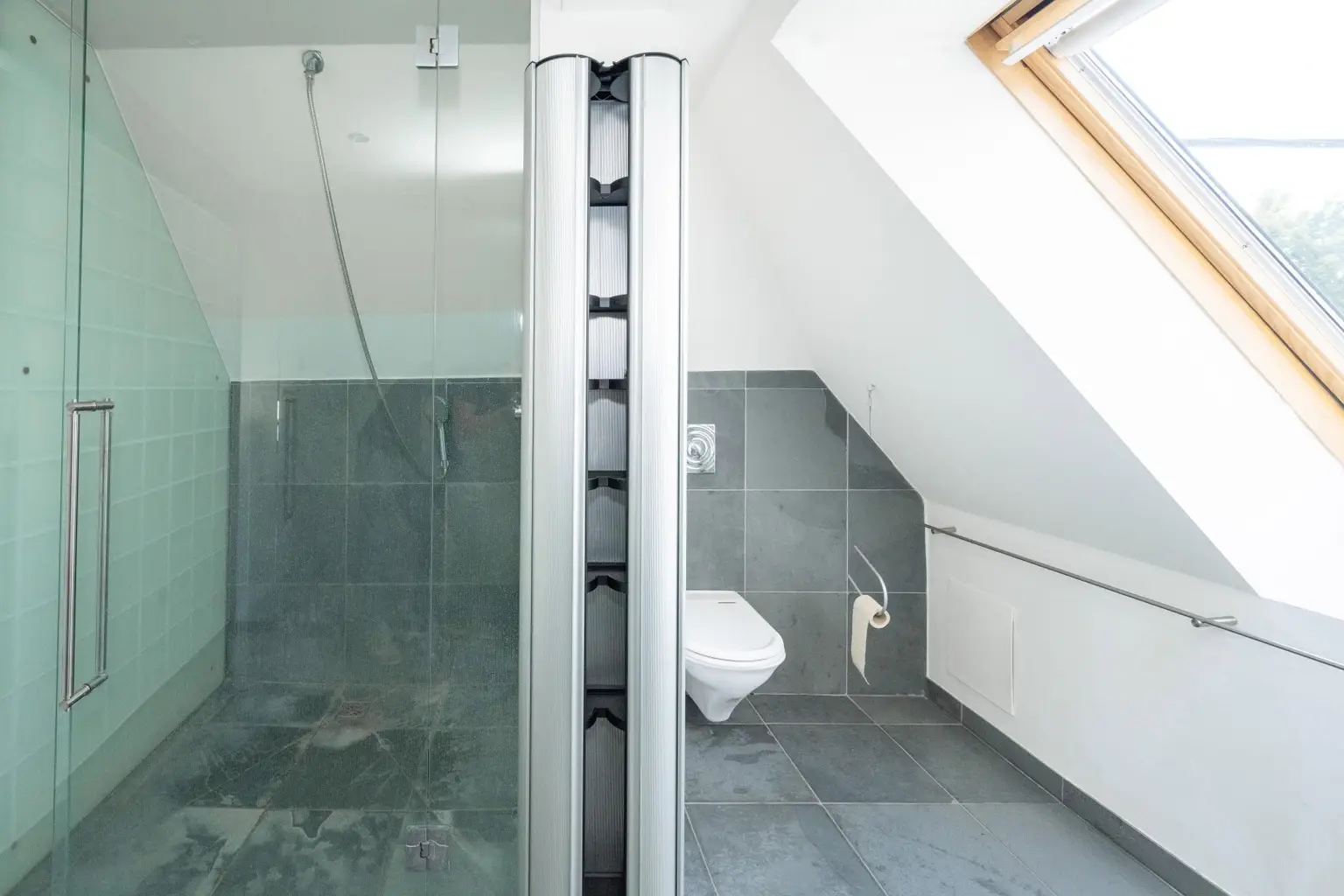 Dusche u. WC im DG