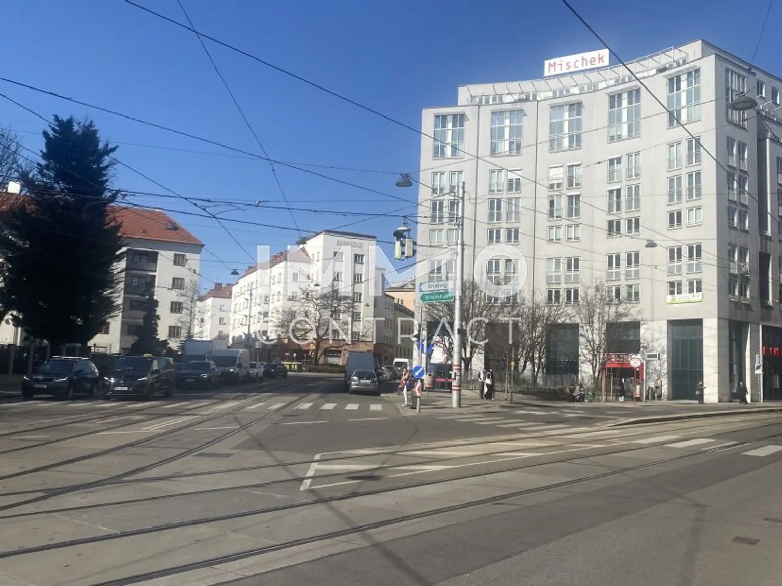 U6 und Straßenbahn in der Nähe