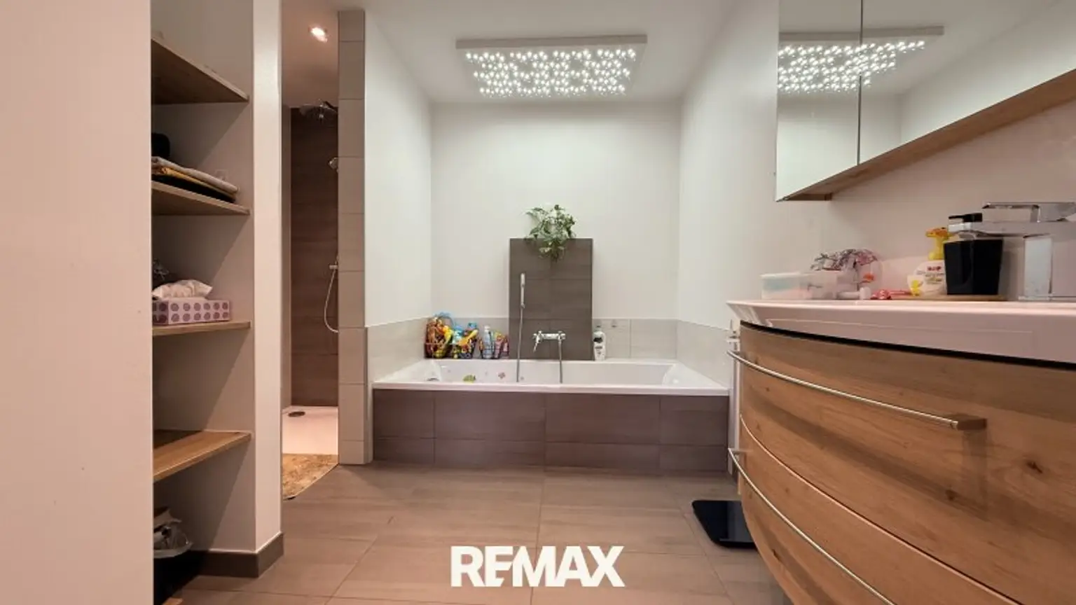 Badezimmer mit Badewanne und Dusche