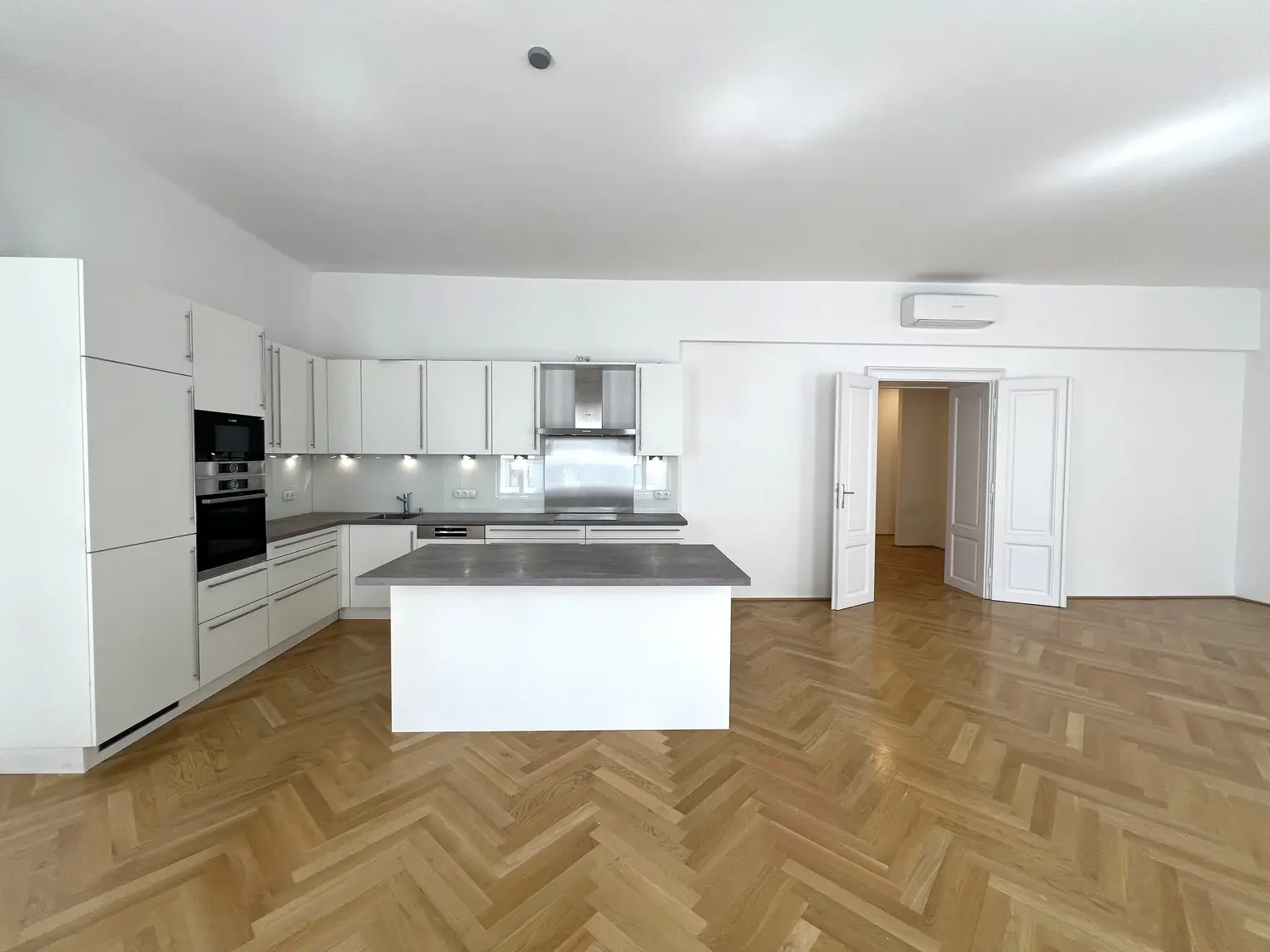 UNBEFRISTET: Prachtvolle, klimatisierte 5-Zimmer-Wohnung mit fantastischer Stadtaussicht / Beautiful air-conditioned 5-room flat with fantastic city view