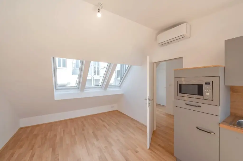 ++NEU++ Hochwertige 2-Zimmer DG-Wohnung mit zwei Balkonen, Ruhelage im Hof!