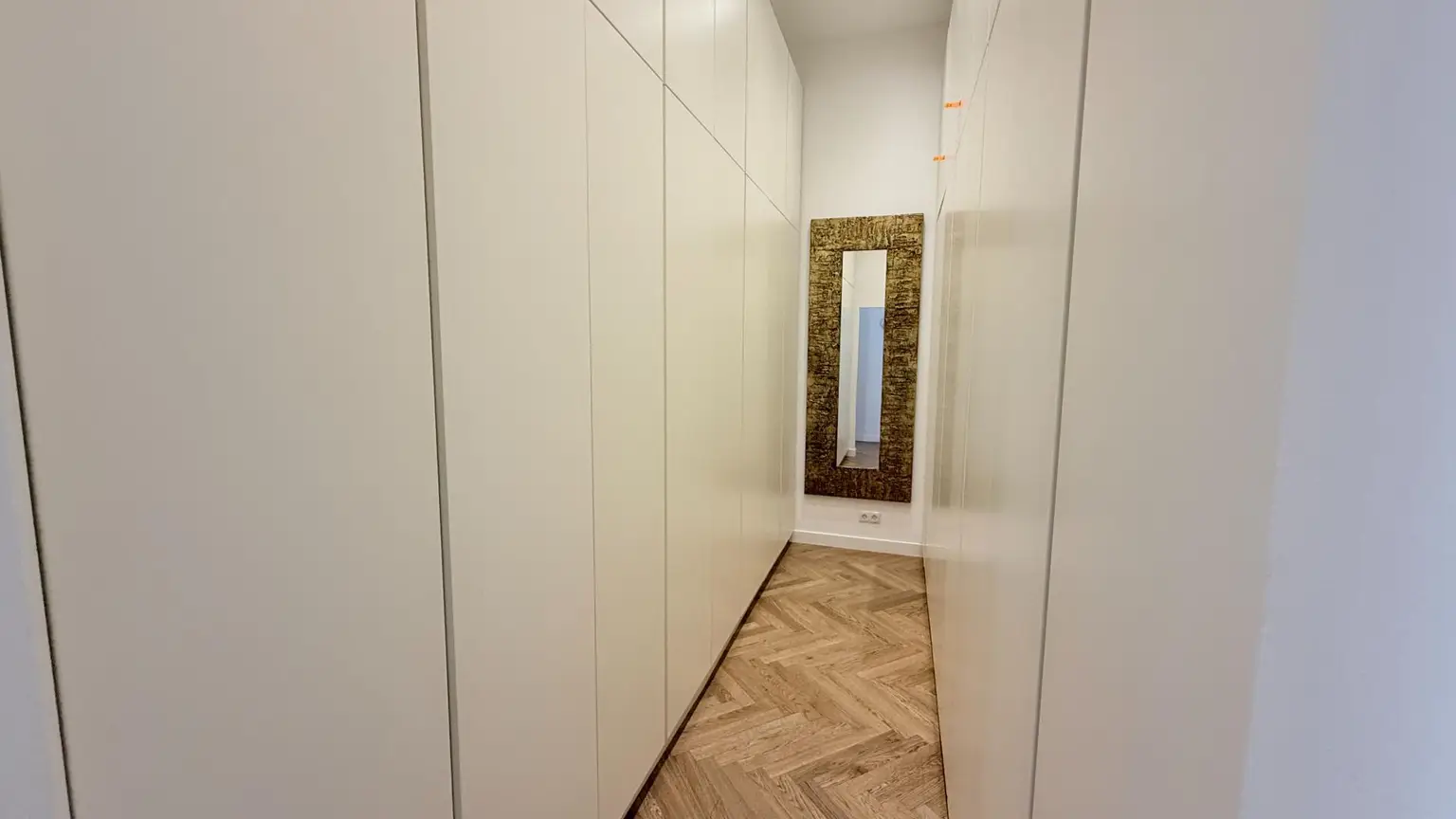 Prachtvolle Beletage mit Balkon in Bestlage am Rochusmarkt! Komplett möbliert.