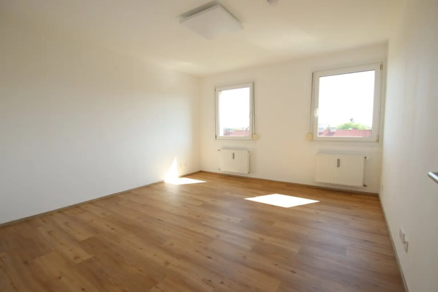 Kernsanierte und schöne 2 Zi Wohnung im 5. und letzten OG mit Garage in Klagenfurt - Karl-Landsteiner-Gasse