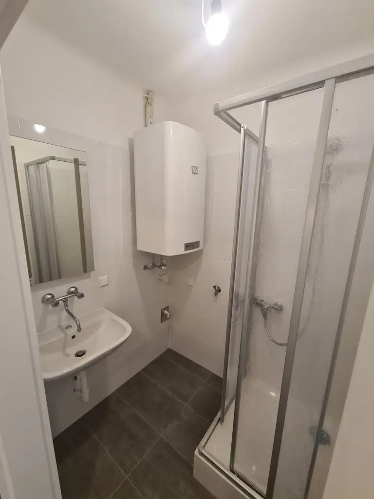 Anlegerhit - Komplett sanierte 2-Zimmer Wohnung mit Mieter