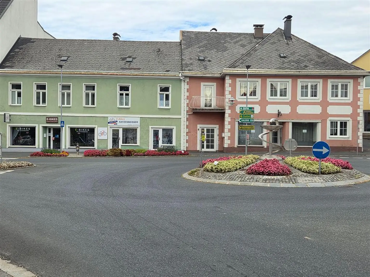 Mehrparteienhaus im Stadtzentrum Heidenreichstein gegenüber der Wasserburg