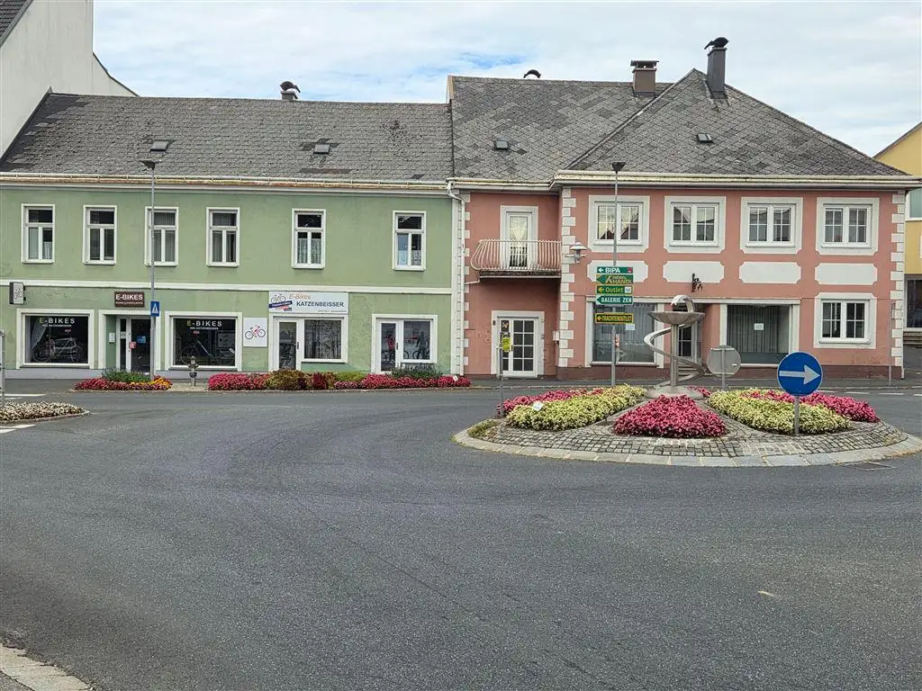 Mehrparteienhaus im Stadtzentrum Heidenreichstein gegenüber der Wasserburg