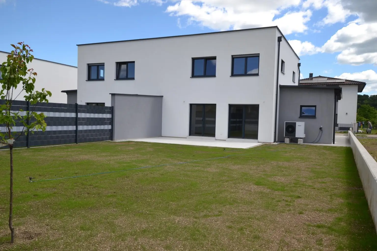 Blick vom Garten zum Wohnhaus