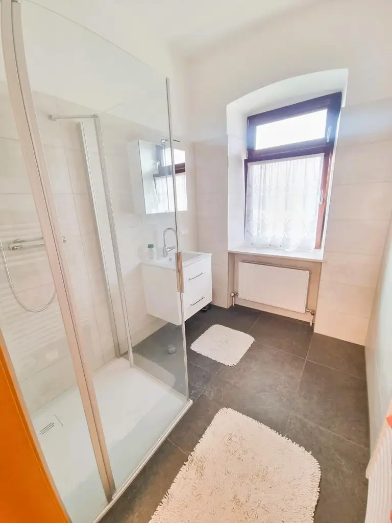 Großzügige 4-Zimmer-Wohnung im Zweiparteienhaus mit Garten und Carport