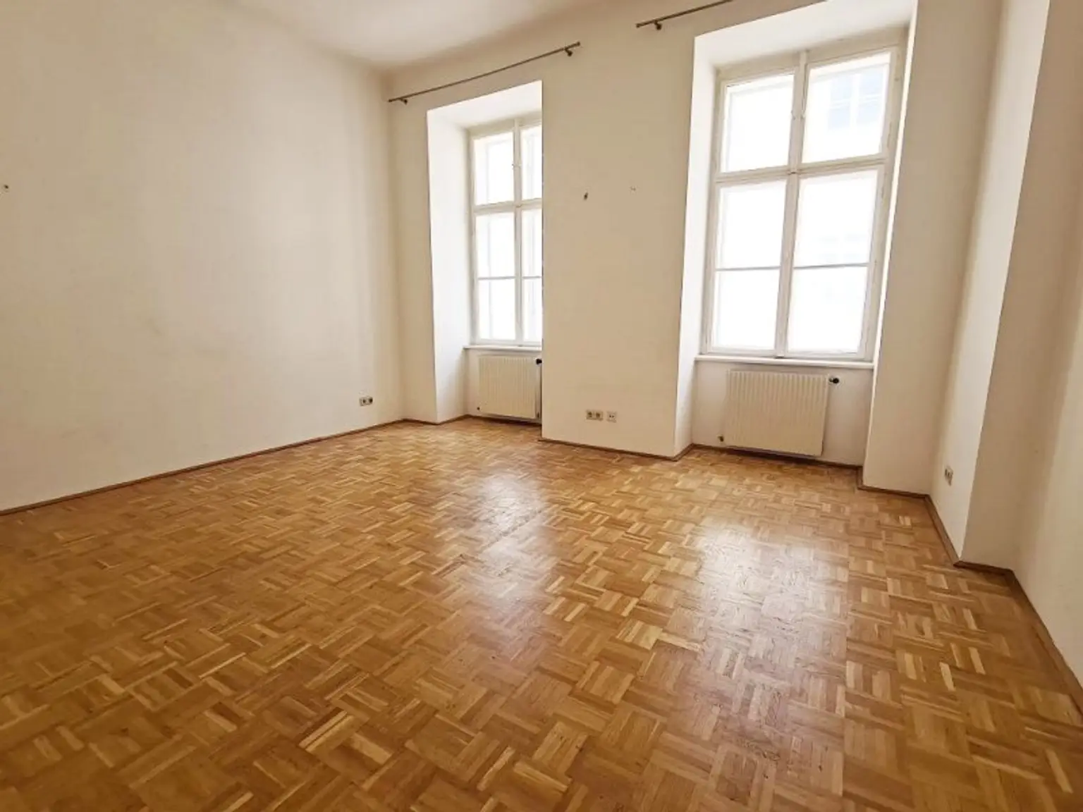 SALESIANERGASSE, teilsanierte 86 m2 Altbau, 3 Zimmer, Küche, Wannenbad, Parketten, 2. Liftstock, Botschaftsviertel