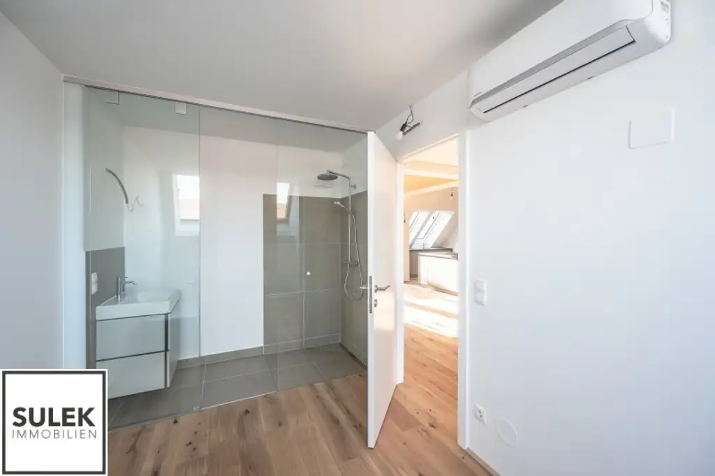 Erstbezug mit weitläufigem & lichtdurchfluteten Wohnbereich, sowie 2 hofseitigen Freiflächen