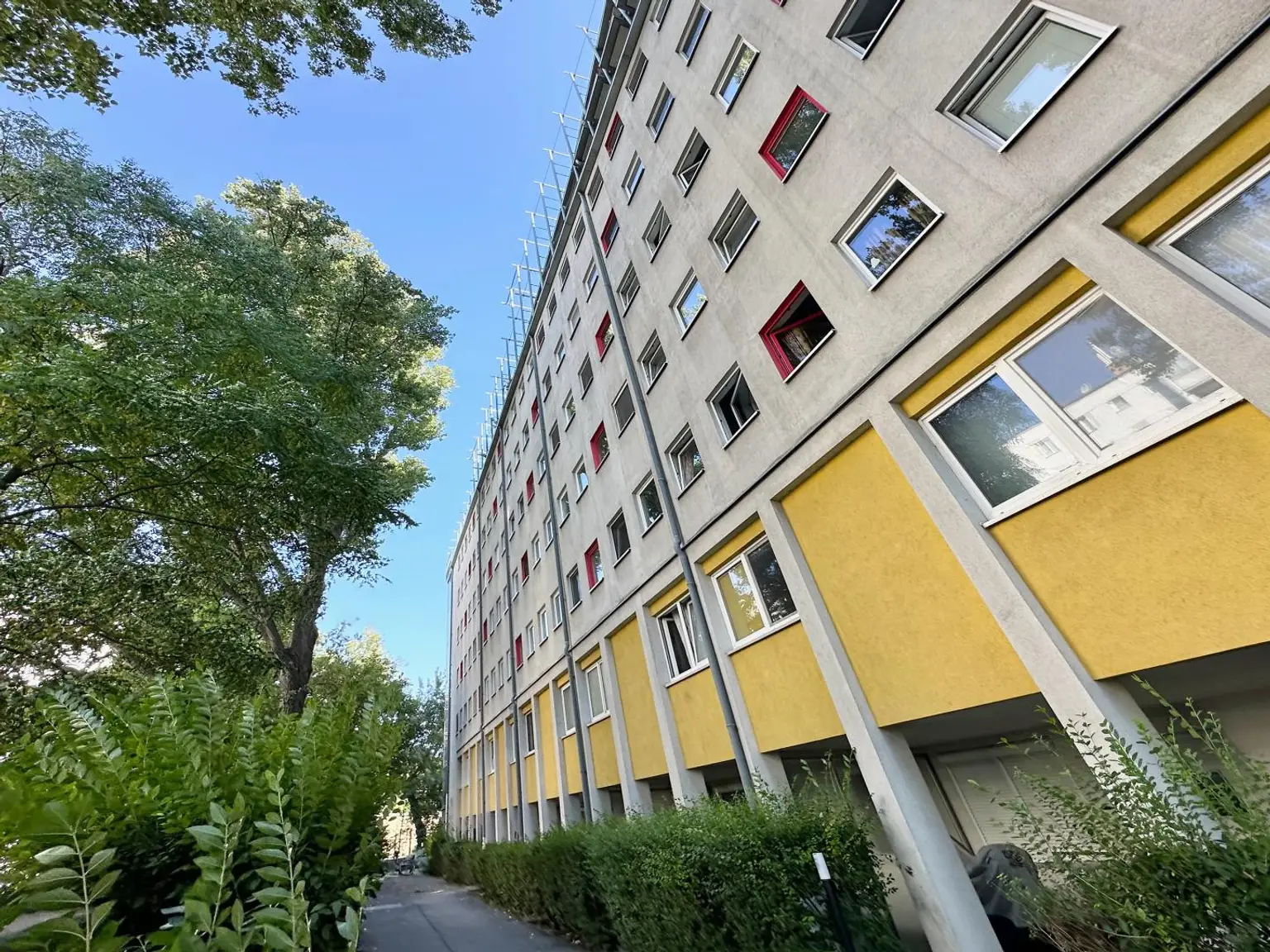 Loggia mit Fernblick, gute Infrastruktur & Zustand