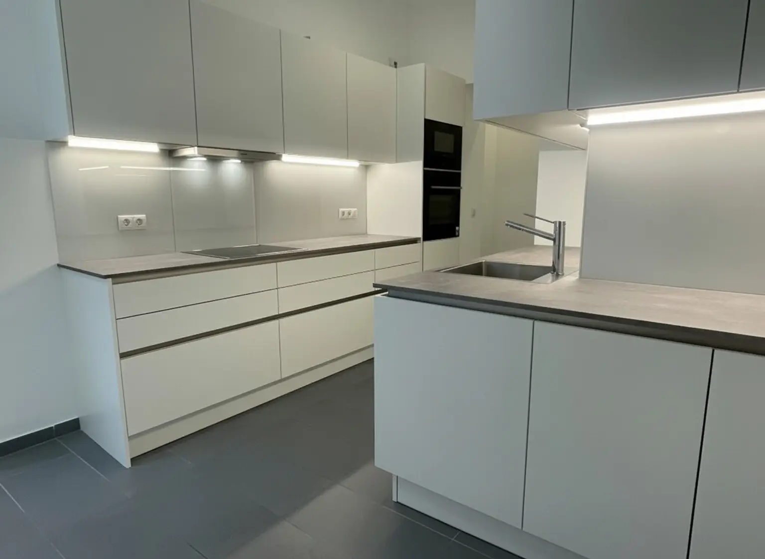 UNBEFRISTET: Klimatisierte Altbauwohnung im Stadtzentrum