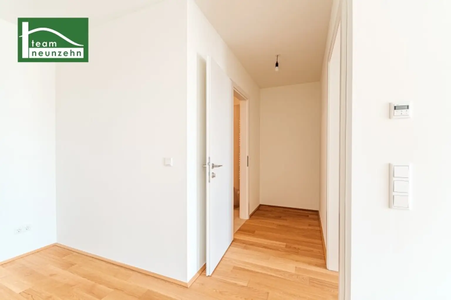 Alles was man sich wünscht – kostengünstige Heizung/“Kühlung“ über Erdwärme, PV-Anlage, weitläufige Grünflächen