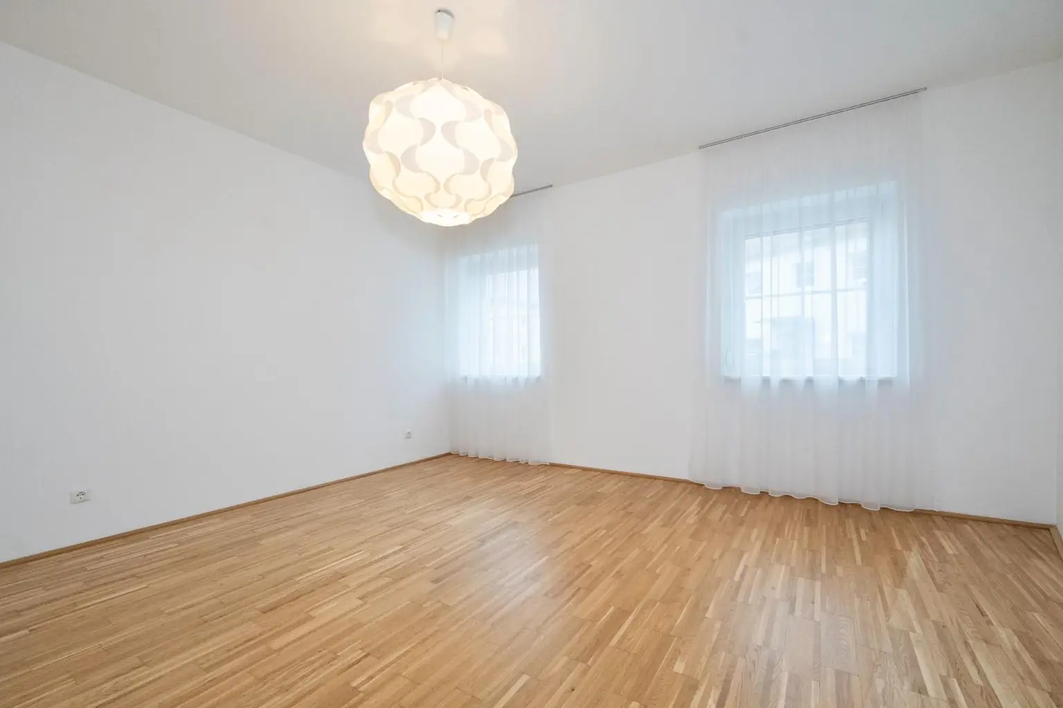 93,78 m² WOHNFLÄCHE – 72,32 m² GARTEN/TERRASSE – SOFORT VERFÜGBAR! Moderne Erdgeschosswohnung mit Garten/Terrasse und Parkplatz in zentraler Ruhelage!