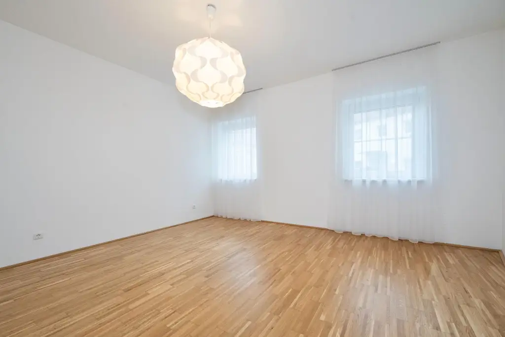 93,78 m² WOHNFLÄCHE – 72,32 m² GARTEN/TERRASSE – SOFORT VERFÜGBAR! Moderne Erdgeschosswohnung mit Garten/Terrasse und Parkplatz in zentraler Ruhelage!