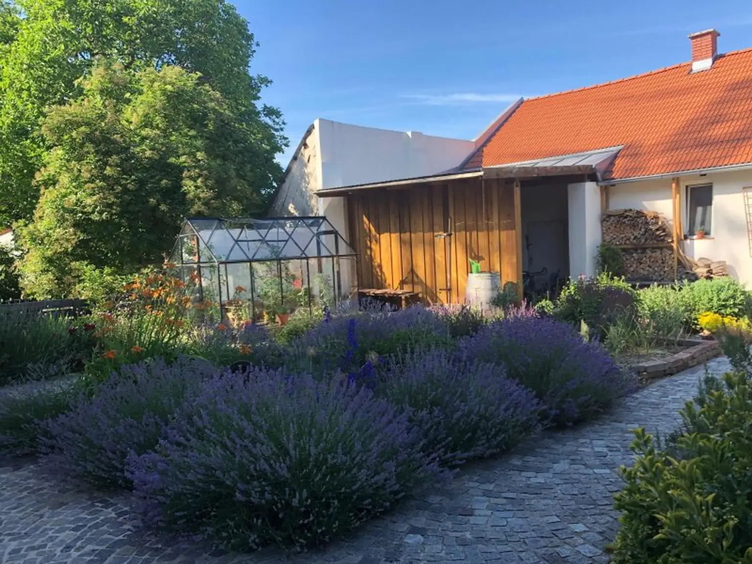 +Einzigartiges Einfamilienhaus mit Nebengebäude in Enzesfeld-Lindabrunn+